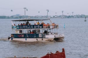 PASEOS POR EL RÍO GUAYAS ATRAEN A TURISTAS NACIONALES Y EXTRANJEROS DESDE EL MALECÓN 2000