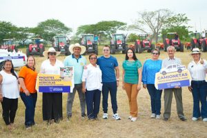 Daniel Noboa impulsa el agro en Guayas, Los Ríos y Santa Elena con entrega de insumos, créditos y maquinaria