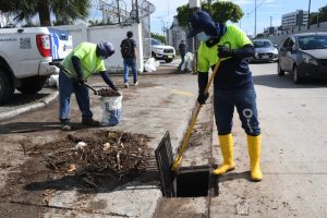 MÁS DE 1.200 OBREROS Y MAQUINARIA PESADA RETIRAN LODO Y ESCOMBROS EN GUAYAQUIL